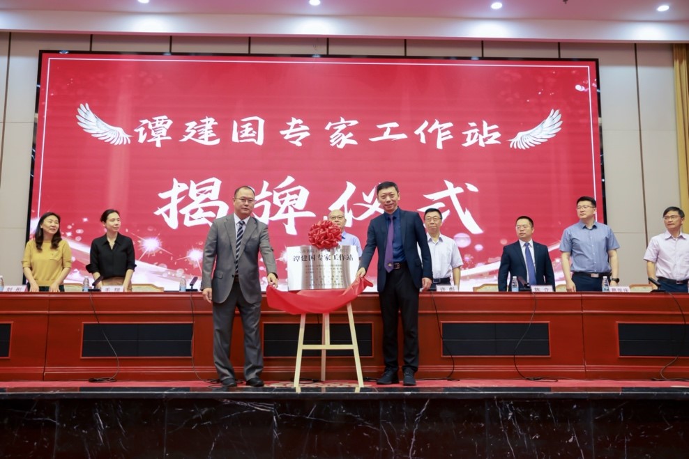 修復(fù)科專家赴云南舉辦中華口腔醫(yī)學(xué)會(huì)西部行公益活動(dòng)